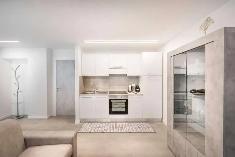 Design bagno ristrutturato con doccia a filo pavimento